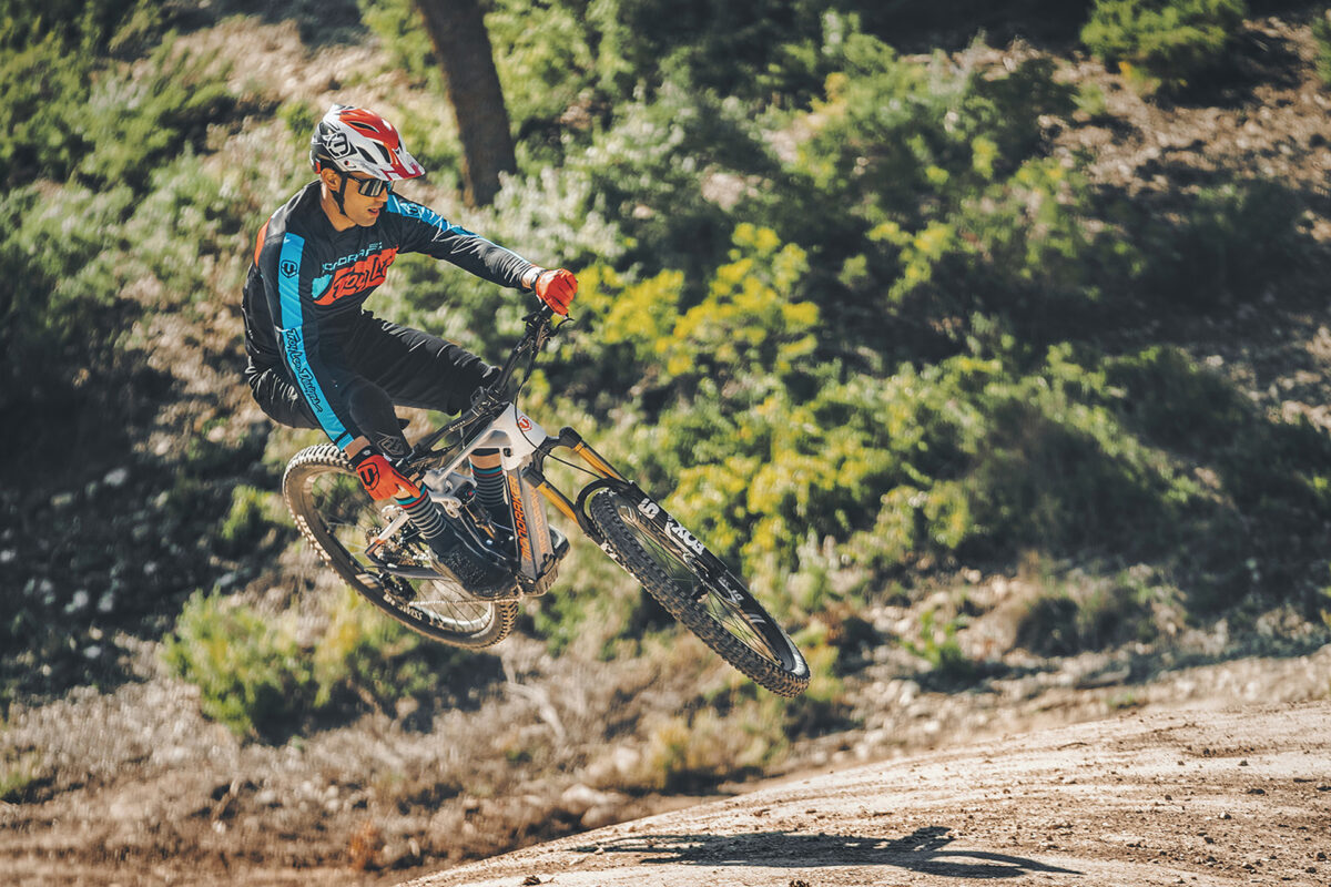 Mondraker und Troy Lee Designs Kollektion: Stylisch und exklusiv – Kooperation für Klamotten-Linie